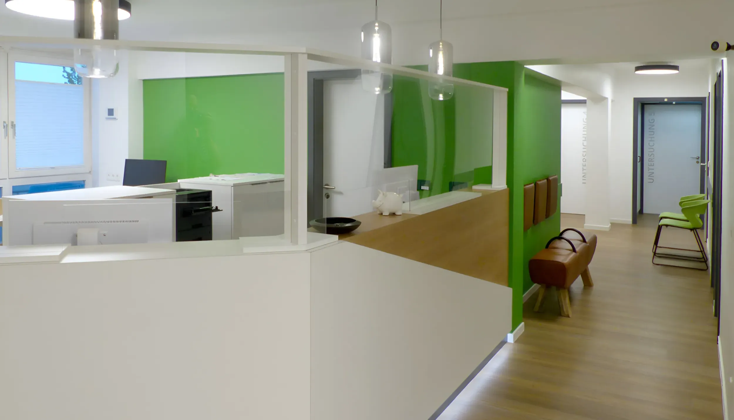 Der neu gestaltete Empfangsbereich der Praxis lädt zum Verweilen ein.